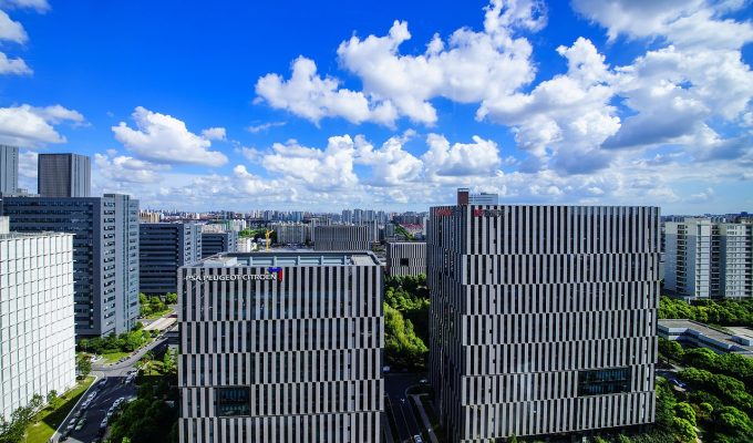 一位40岁左右的中年人站在城市窗前俯瞰，神情沉稳自信，西装领带，晨光斜射室内，象征不惑之年的成熟与笃定